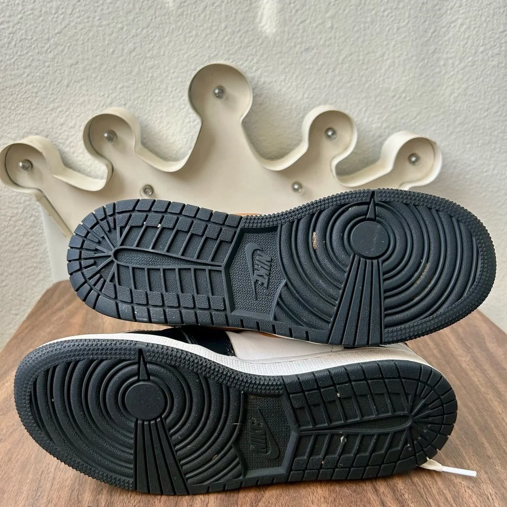 JORDAN 1 MID PATENT SE GS 'BLACK GOLD - Picture 7 of 8